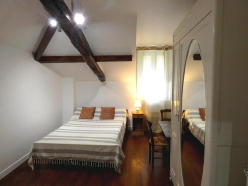 圣克里克-沙洛斯Condrine的小房间设有两张床和镜子