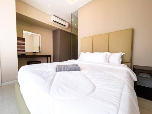 吉隆坡Skypool Couple Suite in Sri Hartamas KL的一张大白色的床,位于酒店客房内