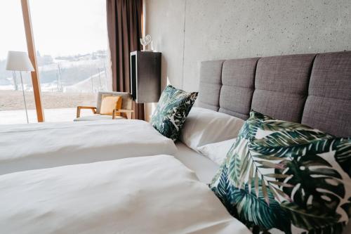 施皮尔费尔德RELAX APARTMENTS Hochgraßnitzberg的酒店客房,设有两张床和一张沙发