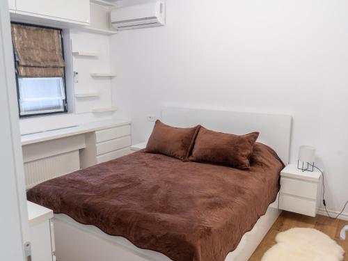 VişanCasa Boes 41的一间白色客房内配有一张大床的卧室