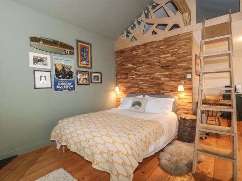 兰波特Pear Tree Lodge的一间卧室配有一张床,铺有木地板