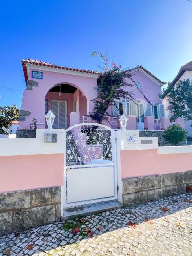 辛特拉Chalet do Eléctrico 92'的粉红色的房子,前面有门