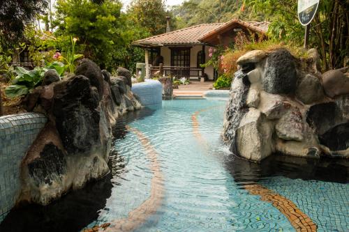 帕帕亚克塔帕帕亚克塔温泉酒店的后院的瀑布游泳池