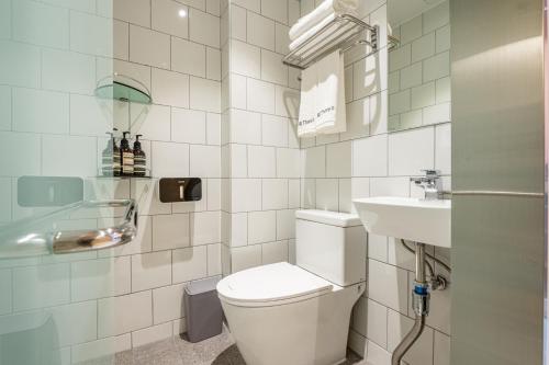 首尔Hithere City Myeongdong的白色的浴室设有卫生间和水槽。