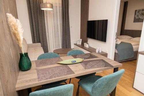 亚霍里纳FORESTA Apartment Jahorina的客厅设有餐桌和椅子