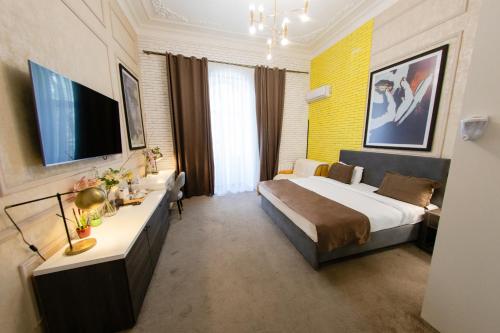 巴库Zimmer Boutique Hotel的酒店客房,配有床和电视
