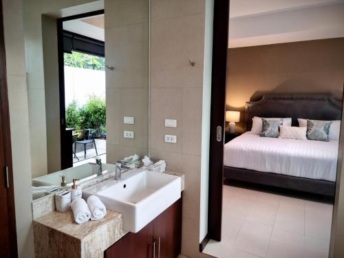 普吉镇Horizon Vista Pool Villa Family Retreat Bangtao的一间带水槽、床和镜子的浴室