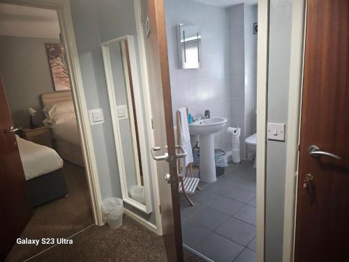 普里茅斯A Home From Home 3的一间带水槽和卫生间的小浴室