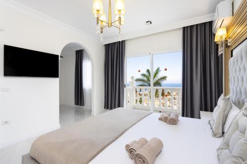 阿德耶Villa Exotica的一间卧室设有一张大床,享有海景