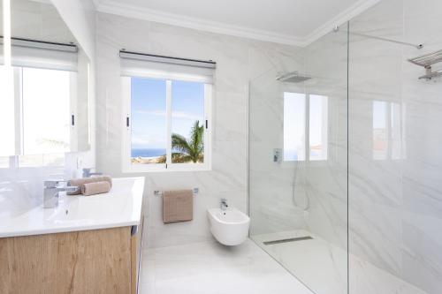 阿德耶Villa Exotica的白色的浴室设有水槽和淋浴。