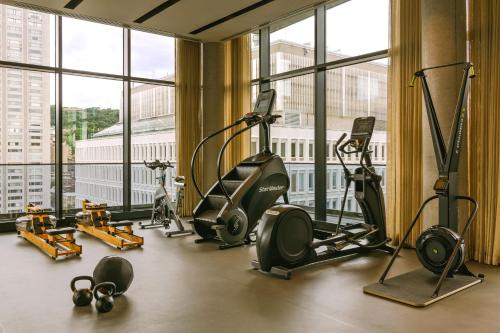 蒙特利尔Sonder Maisonneuve的大楼内带跑步机和健身器材的健身房