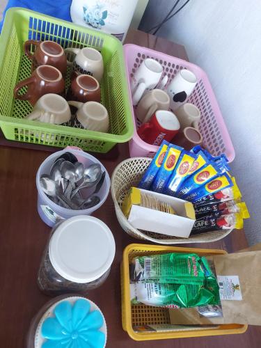 万荣Inthavong Hotel/Guest House的一张桌子,上面有三个塑料容器,上面装着食物
