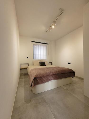 米哈斯El Olive - Calanova Grand golf的一间卧室设有一张大床和一个窗户。