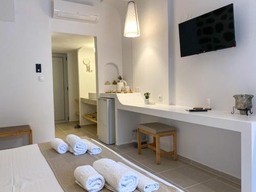 法里拉基Ladiko Inn Hotel Faliraki -Anthony Quinn Bay的楼下设有带柜台和毛巾的浴室