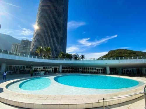 里约热内卢Suíte Com Vista pro Mar no Hotel Nacional的大楼前的大型游泳池