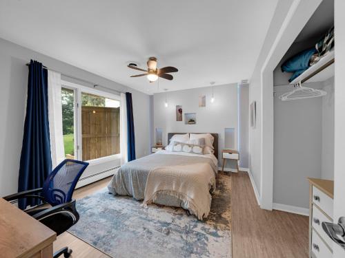 利明顿Coastal Suite - Seacliff Beach Suites的一间卧室设有一张床和一个窗口