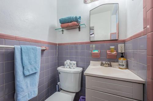 克利尔沃特Blue Water Beachside Villa 6的一间带卫生间、水槽和镜子的浴室