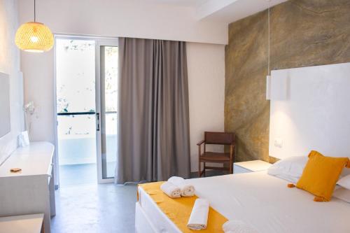 法里拉基Ladiko Inn Hotel Faliraki -Anthony Quinn Bay的酒店客房,配有床、桌子和椅子