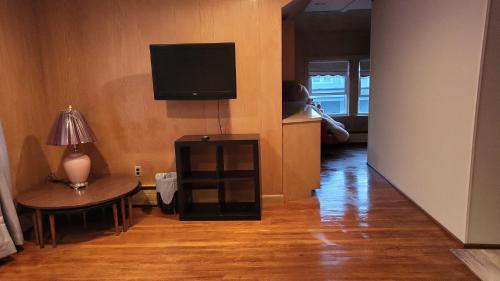LynnCozy and Sweet home的客厅设有壁挂式电视和桌子。