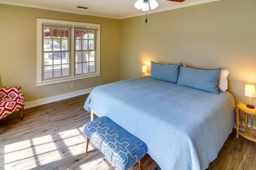 阿比林Centrally Located Abilene Abode 2 Mi to Downtown!的一间卧室设有蓝色的床和窗户。