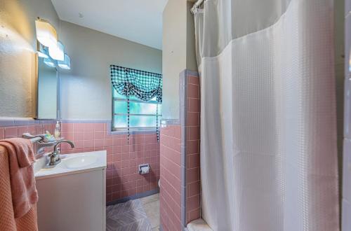 克利尔沃特Tropical Blue Water beachside 7的浴室配有淋浴帘和盥洗盆。