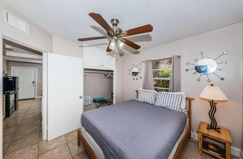 克利尔沃特Tropical Blue Water beachside 7的一间卧室配有一张床和吊扇