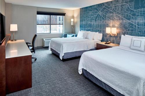 波特兰波特兰市中心/会议中心万怡酒店的酒店客房设有两张床和窗户。