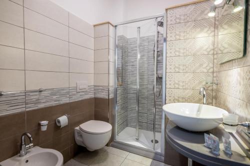 拉默齐亚泰尔默Hotel Ristorante La Mimosa的浴室配有卫生间、盥洗盆和淋浴。