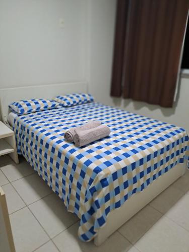 瓜拉派瑞MAR & SERRA - PRAIA do MORRO的一张蓝色和白色的床,上面有两条毛巾