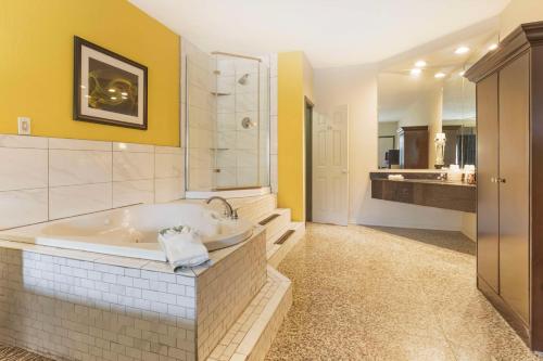 西门罗贝斯特韦斯西梦露酒店的带浴缸和盥洗盆的大浴室