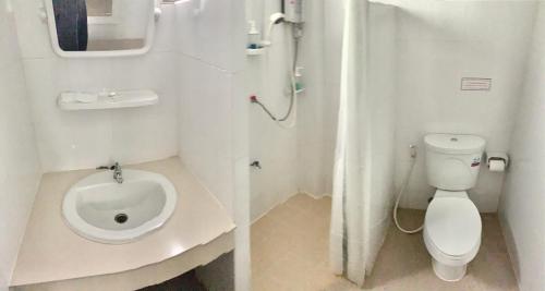 清莱PJ PLACE的一间带卫生间和水槽的小浴室