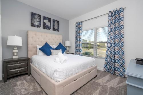 基西米NEW to Market 5 Bed - Storey Lake Retreat的一间卧室设有一张大床和一个窗户。