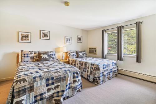 基灵顿Cedarbrook Deluxe one bedroom suite with outdoor heated pool 21517的一间卧室设有两张床和窗户。