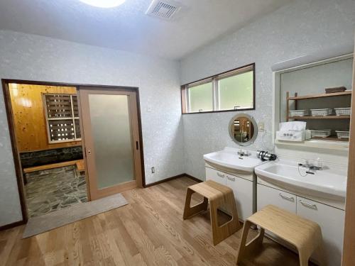 三俣AKANE Hostel あかね天然温泉旅館的一间带水槽和镜子的浴室
