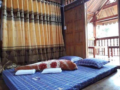 河江Ha Giang Faithien Homestay的床上的床上有枕头
