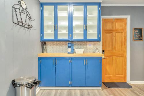 蒙哥马利Capital City Eagle's Nest - Pool Table - Pet Friendly - 6 beds的厨房配有蓝色橱柜和木门。