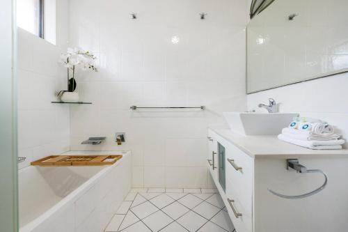 扬巴Parkview Yamba Escape - LJHooker Yamba的白色的浴室设有浴缸和水槽。