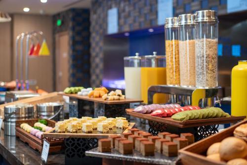 北京北京礼士智选假日酒店的自助餐,包括不同类型的食物和饮料