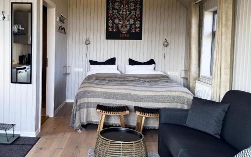 海拉Áskot Cottages的一间卧室配有一张床和一张沙发