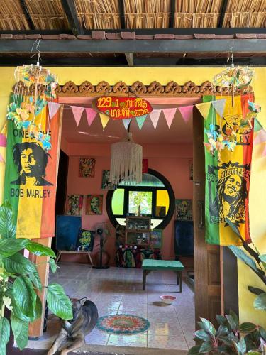 象岛Hippy Hut Koh Chang的一间带电视的客厅和一间带一个房间的房间