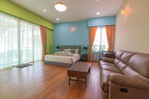 乔治市LuxegreenRetreat , Bungalow - Georgetown, Penang的客厅配有沙发和1张床