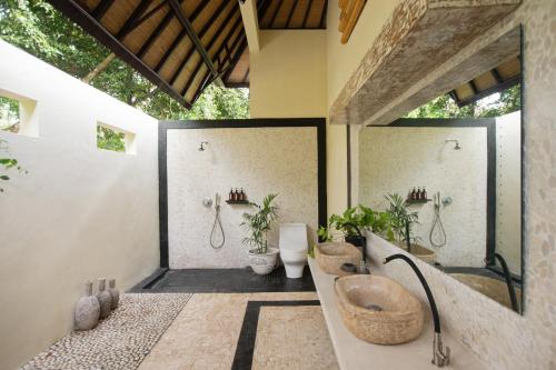 KrambitanAnima Retreat Bali的一间带两个盥洗盆和卫生间的浴室