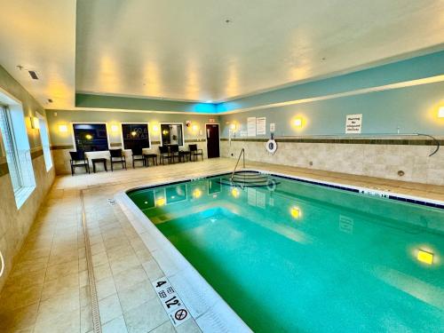 东叙拉古Holiday Inn Express & Suites Dewitt - Syracuse, an IHG Hotel的在酒店房间的一个大型游泳池