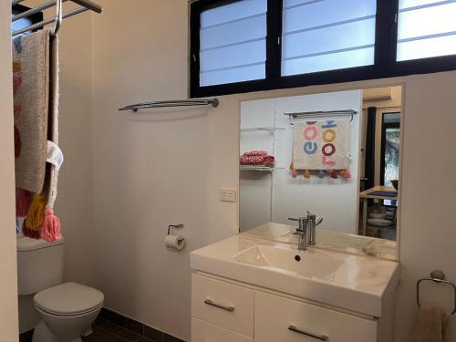 Howard SpringsQuiet Rural Retreat的一间带水槽和卫生间的浴室