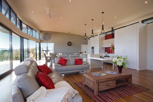 KangarillaMcLaren Eye的客厅配有白色的沙发和桌子