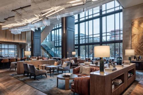 达拉斯Marriott Dallas Uptown的大堂配有沙发、桌子和窗户。