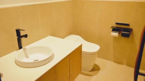 镰仓市BIRD HOTEL的一间带水槽和卫生间的浴室