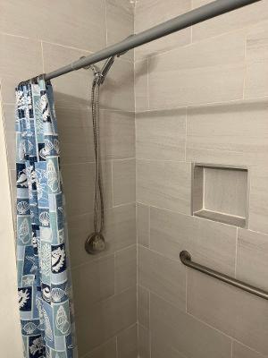 里亚托Private Room的浴室内配有淋浴帘。