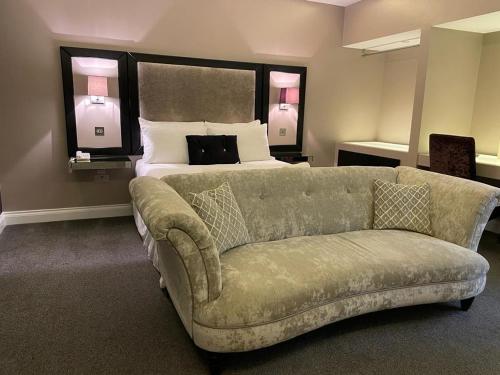 尼德姆马基特Limes hotel的客厅配有沙发和1张床