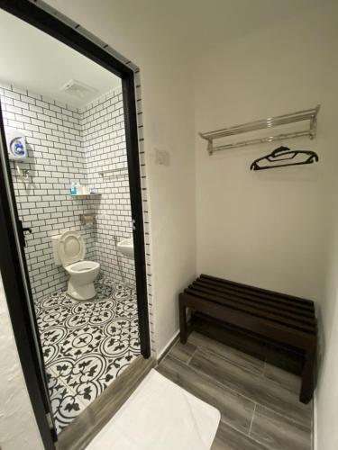 Georgetown Inn by Sky Hive的一间浴室